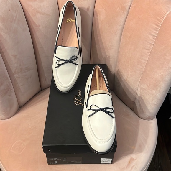 Leather bow loafer